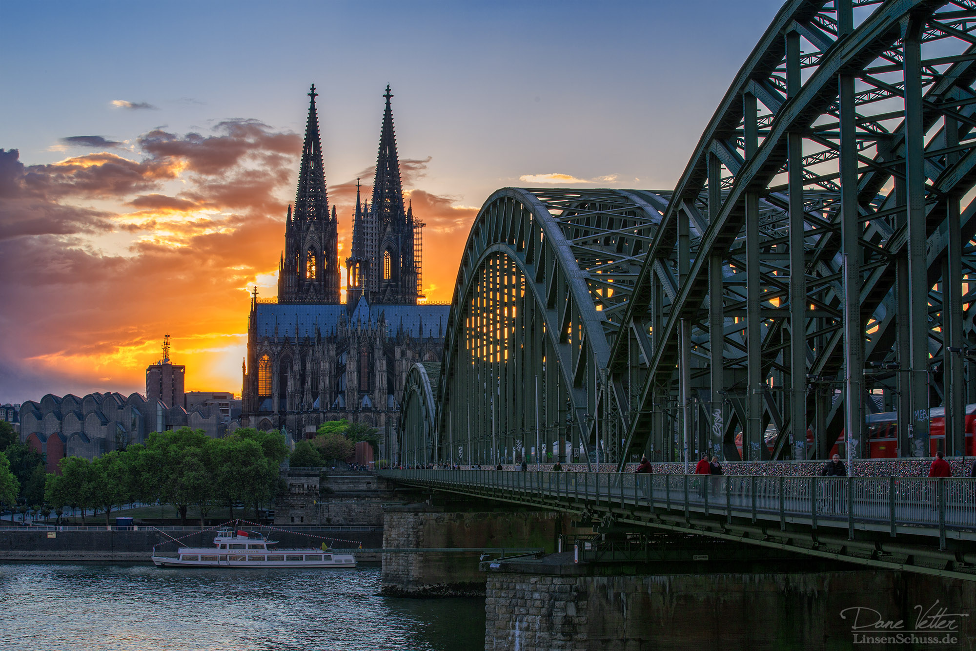 Der Kölner Dom im feurigen Licht