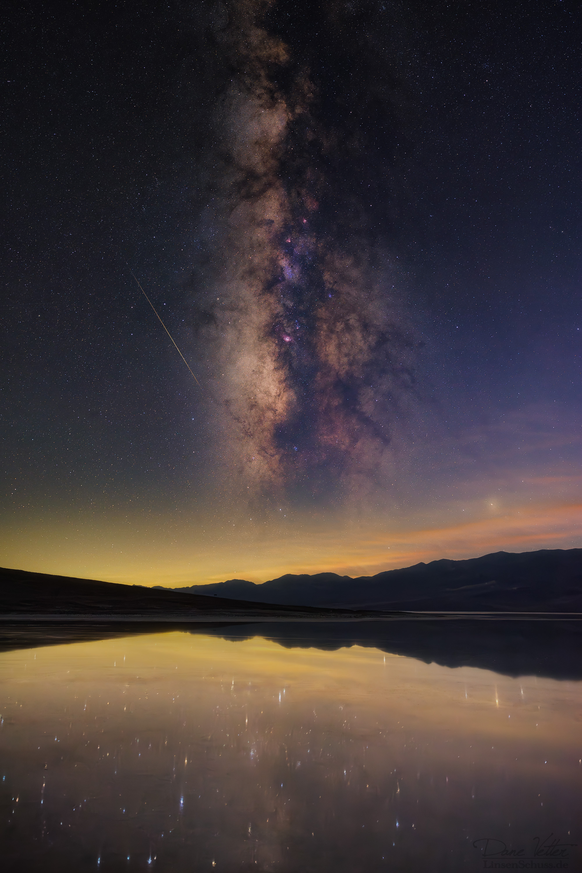 Die Milchstrasse im Badwater Basin von Death Valley