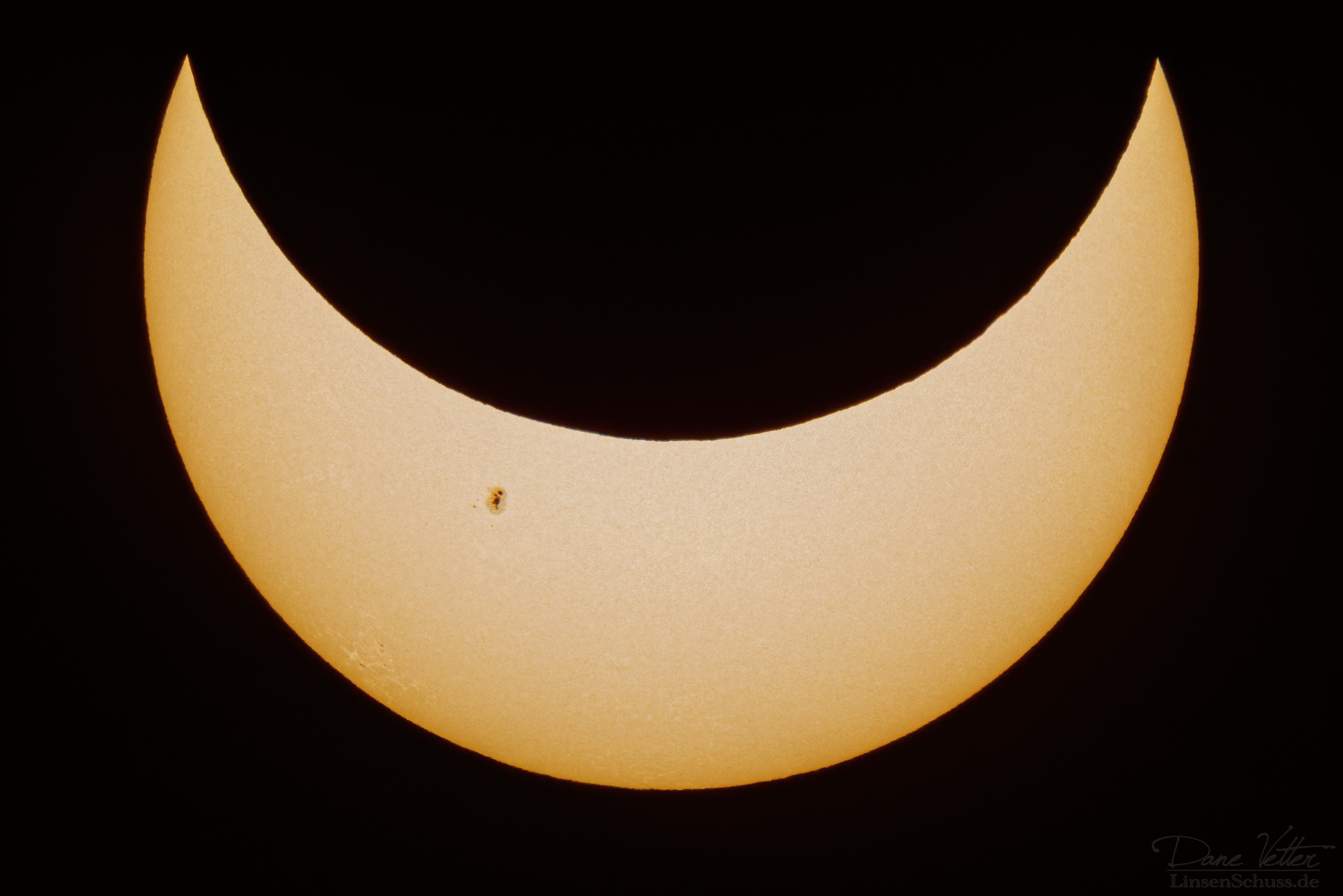 Sonnenfinsternis mit Sonnenflecken vom 14. Oktober 2023