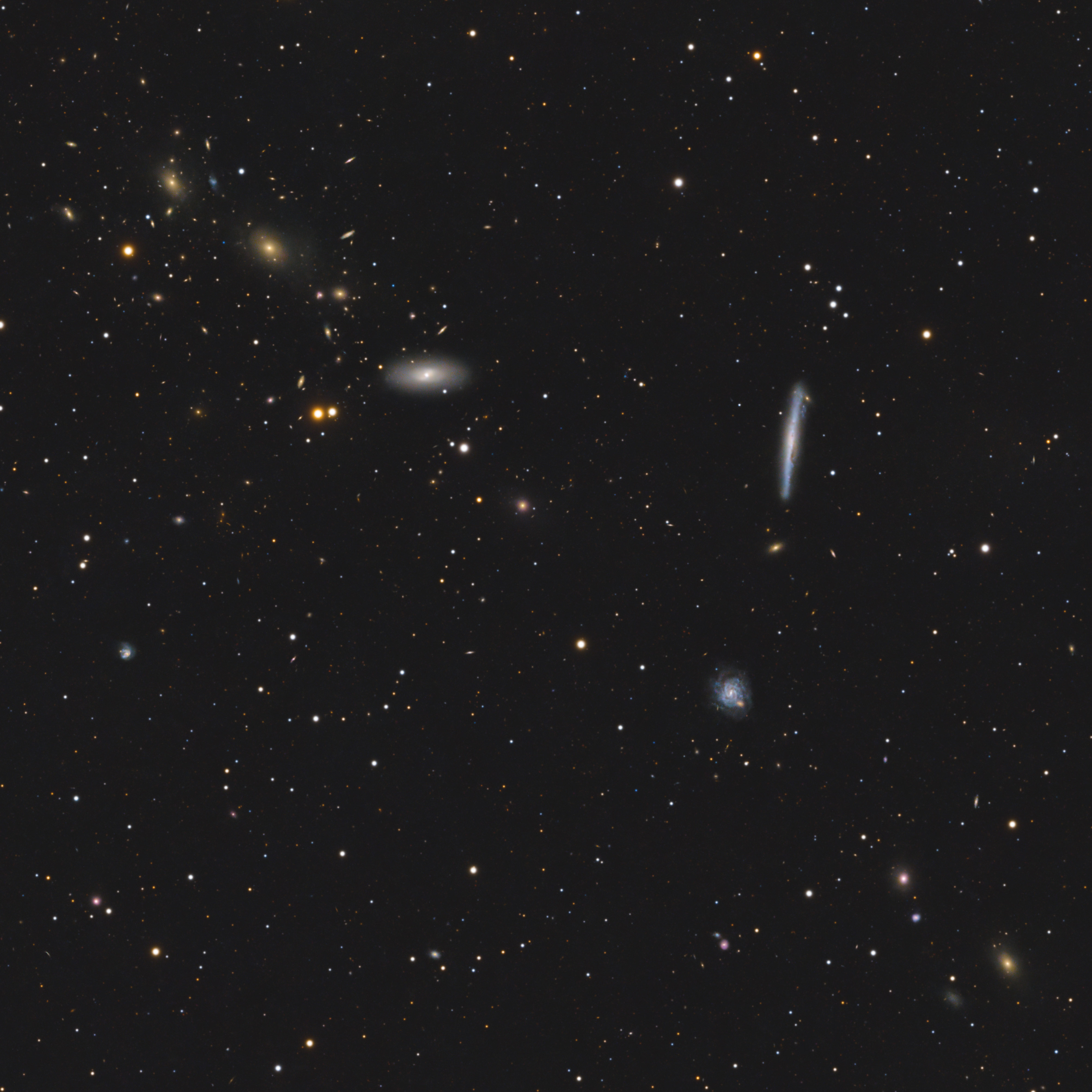 Ausschnitt aus LGG 362 mit mehreren Galaxien und zahlreichen schwachen Hintergrundgalaxien