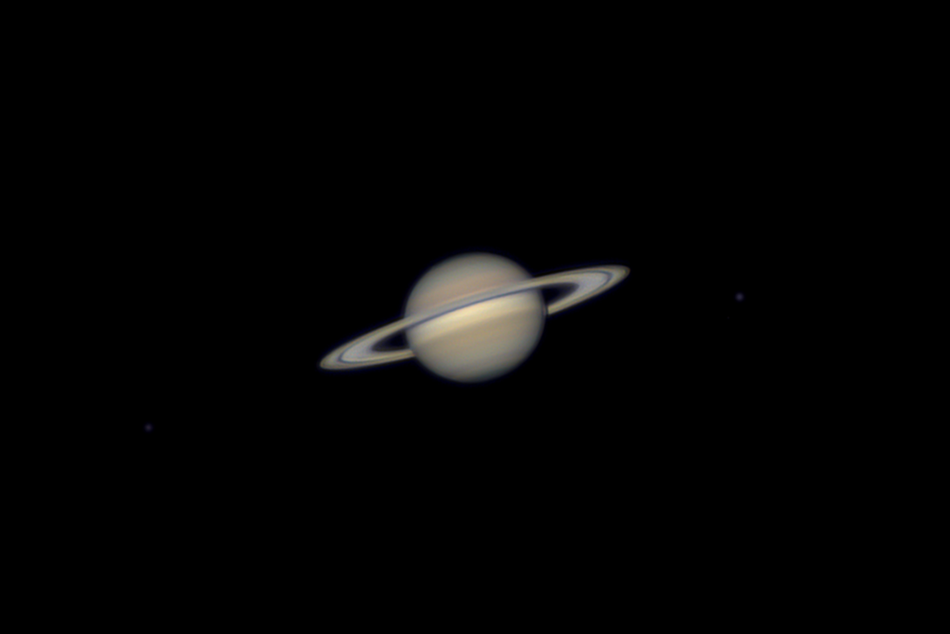 Saturn mit den Monden Tethys, Rhea und Dione am 26. September 2026