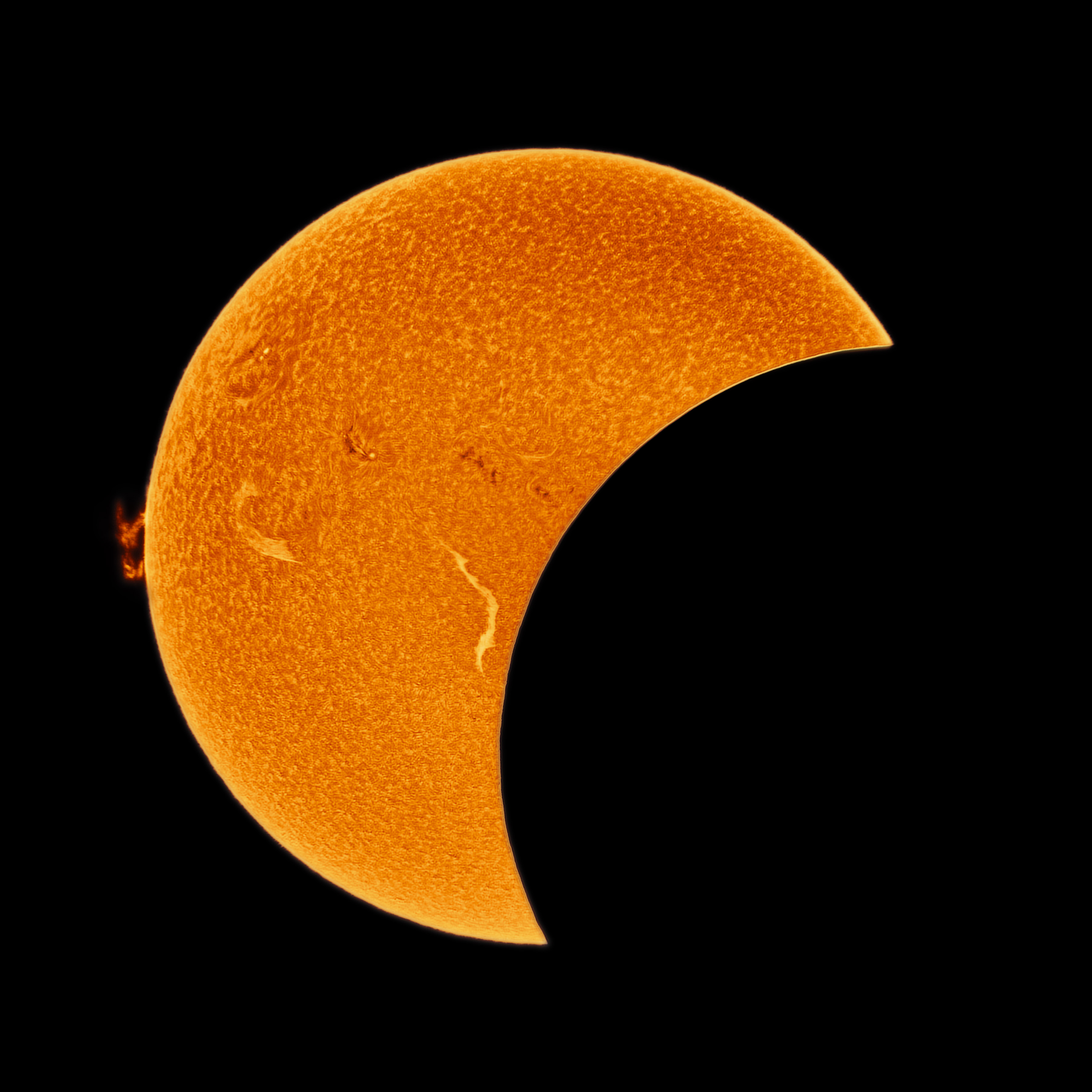Partielle Sonnenfinsternis im invertierten H-alpha-Licht mit Protuberanz am Sonnenrand und scharfer Mondkante vor der Chromosphäre