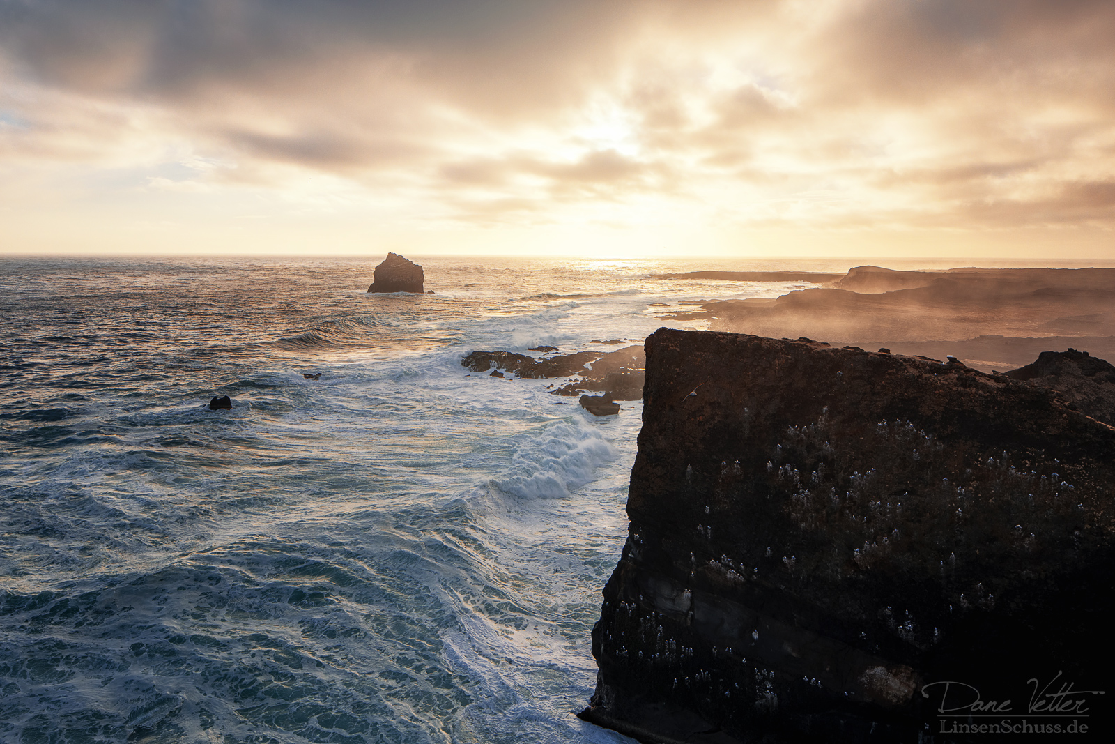 Aussicht von Reykjanesta auf den Felsen Karl