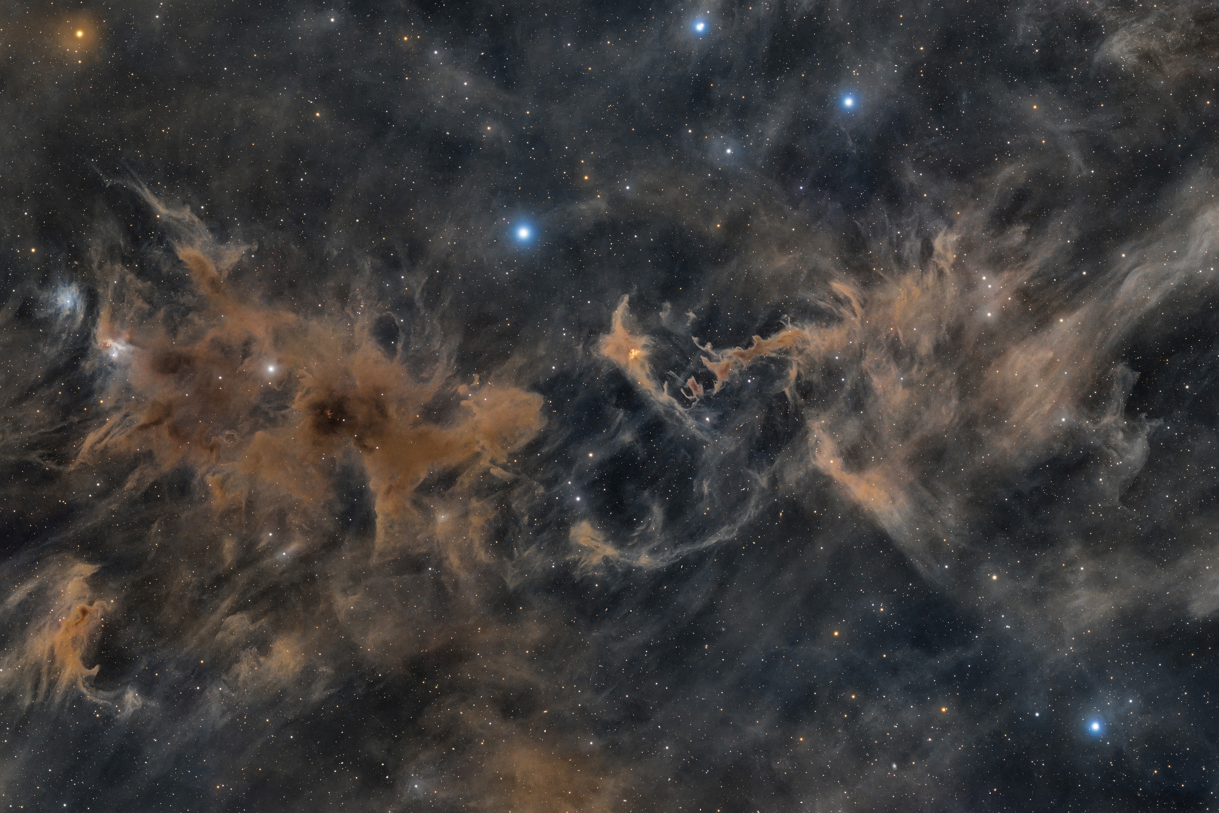 Staub und Streulicht im Cepheus – LDN 1228 mit LBN 552, 555 und 590