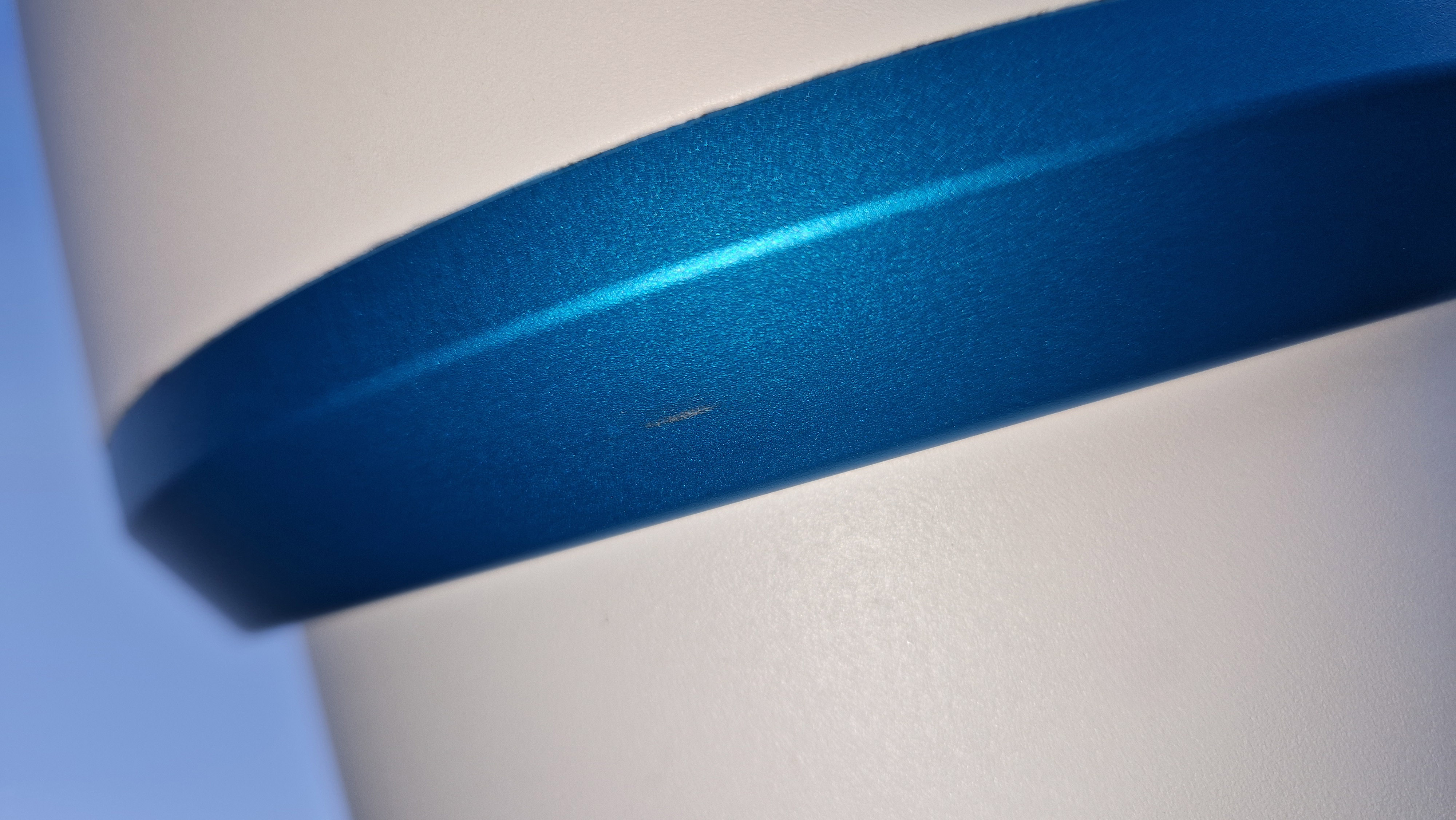 Der kleine Kratzer am blauen Ring der Tauschutzkappe